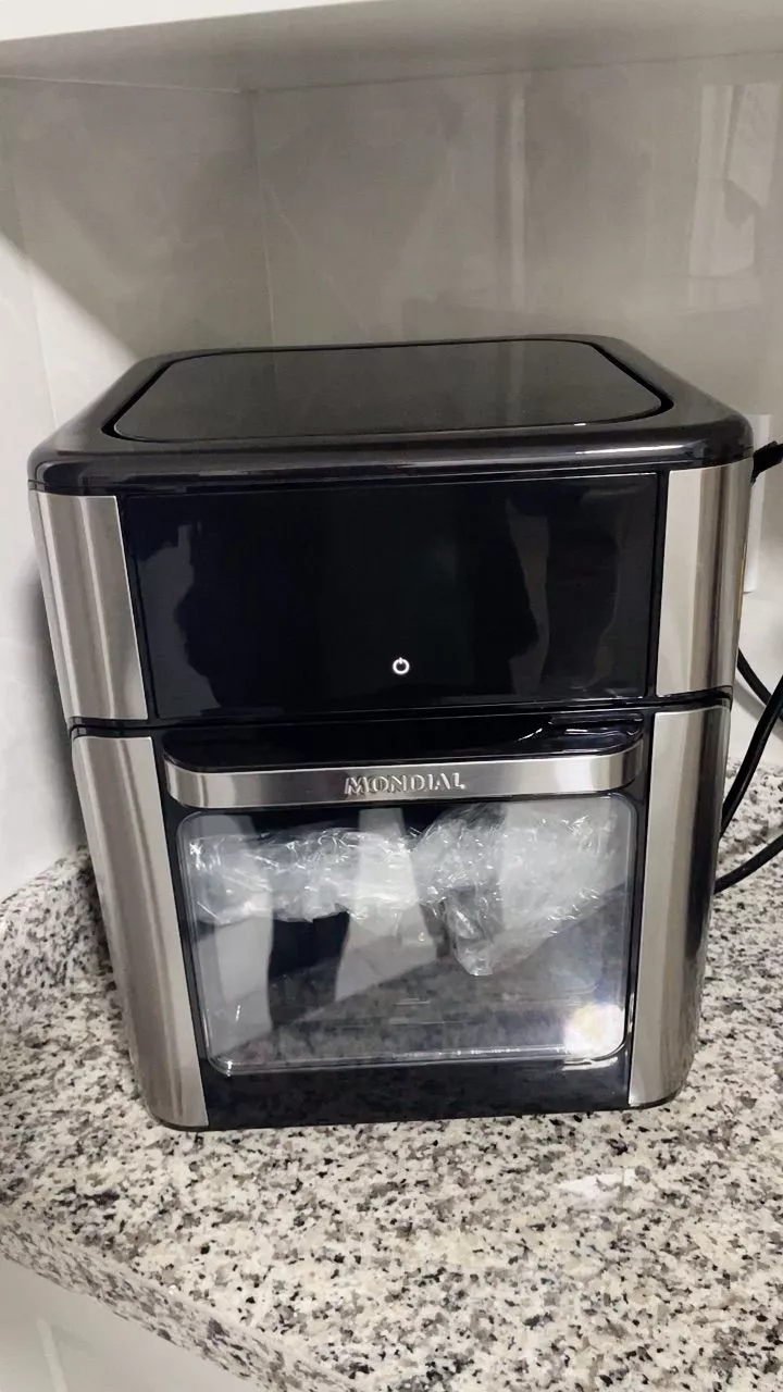 Foto de Ana Paula usando a Air Fryer