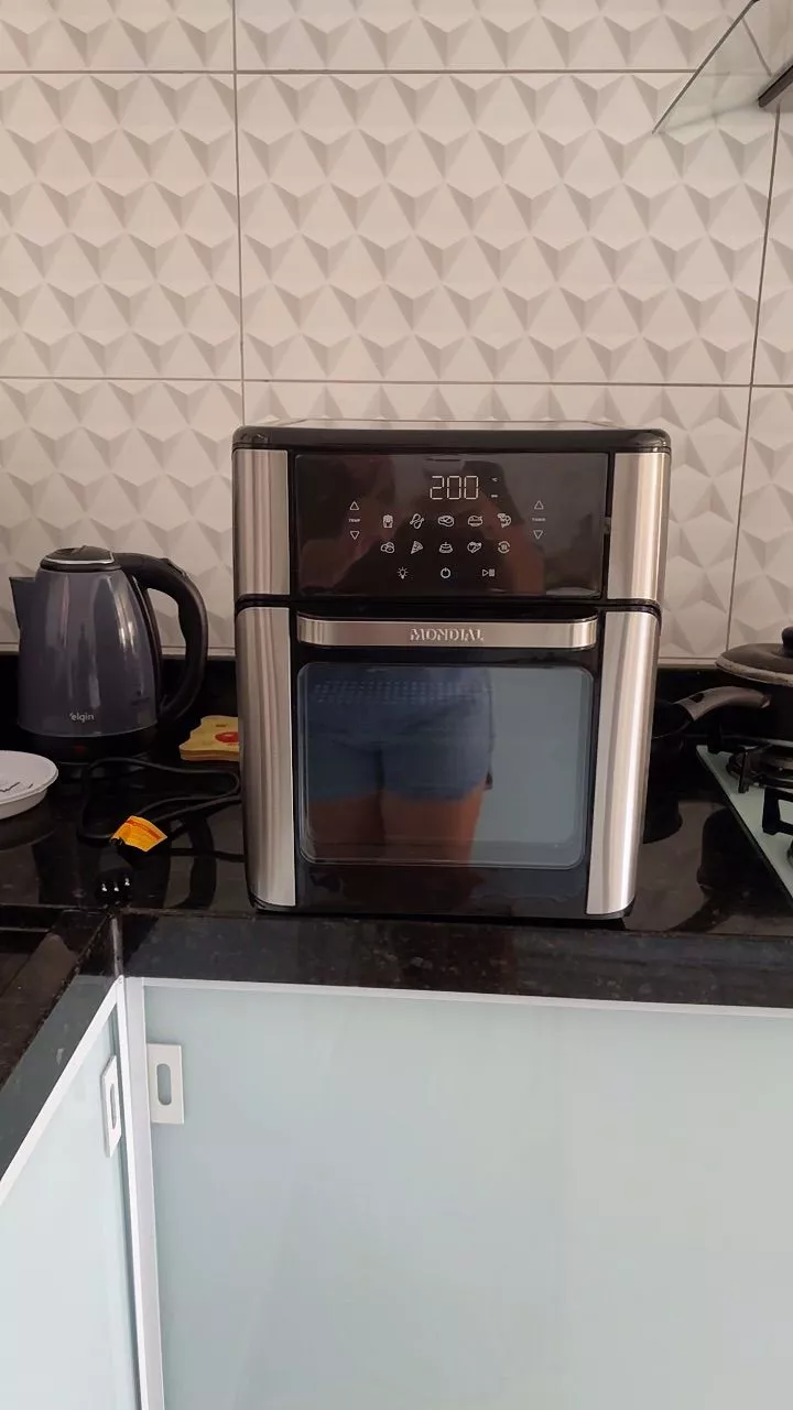 Foto de Juliana usando a Air Fryer