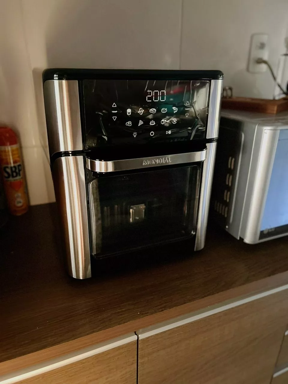 Foto de Maria usando a Air Fryer